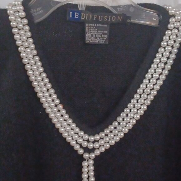 Black Sweater and Pearl's I.B. Diffusion - Picture 3 of 7